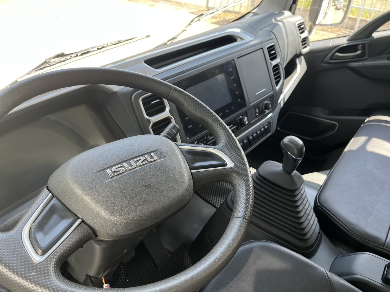 ISUZU ĐÀ NẴNG RA MẮT XE ISUZU 3 TẤN 4 THÙNG DÀI 6M2 5 Nội thất Isuzu 3 tấn 4 thùng dài 6m2 Model M750SL