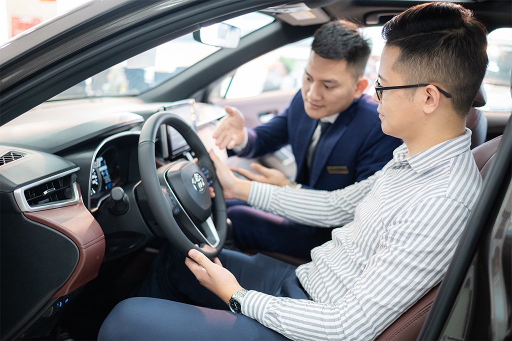 10 SAI LẦM CẦN TRÁNH KHI LẦN ĐẦU MUA Ô TÔ 6 Tìm hiểu kỹ các tính năng quan trọng của xe